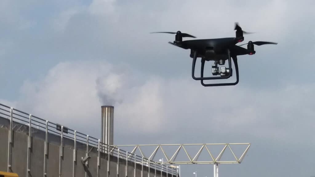 drone réalisant un relevé photogrammétrique sur un site industriel
