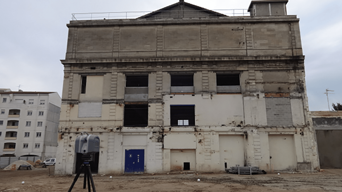 Relevé 3D de façade de bâtiment avec scanner laser sur site pour rénovation et modélisation