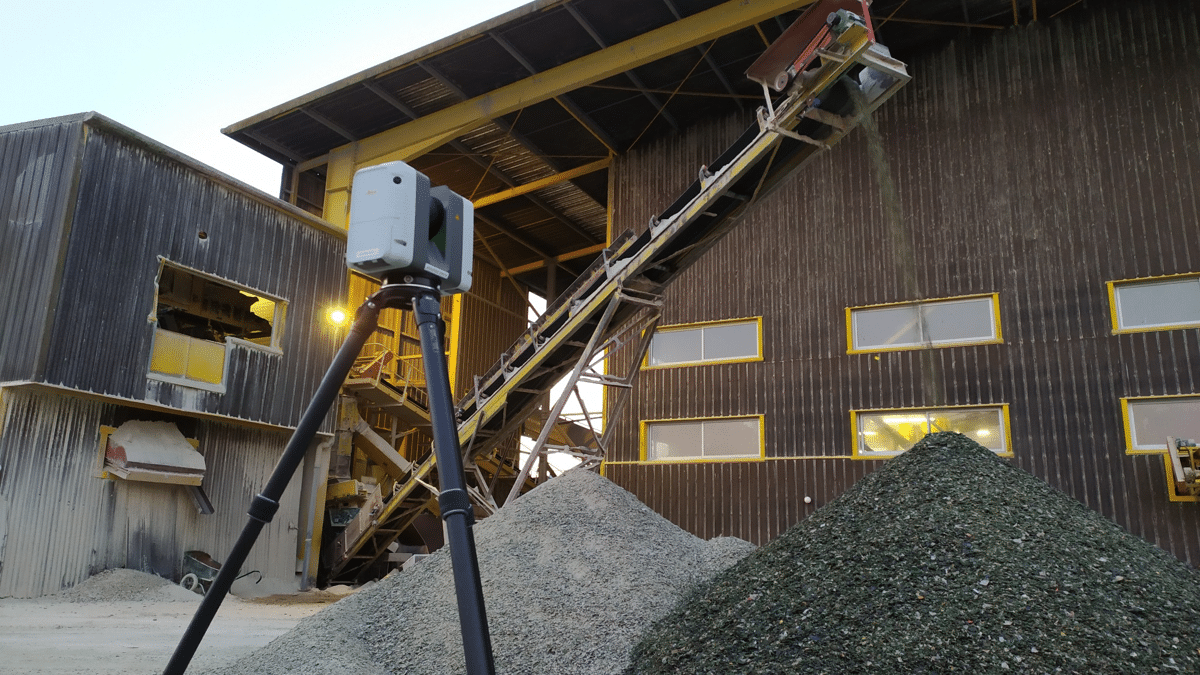 scanner_laser_3d_industrie_convoyeur Scanner laser 3D sur site industriel avec convoyeur pour relevé 3D et capture de nuage de points
