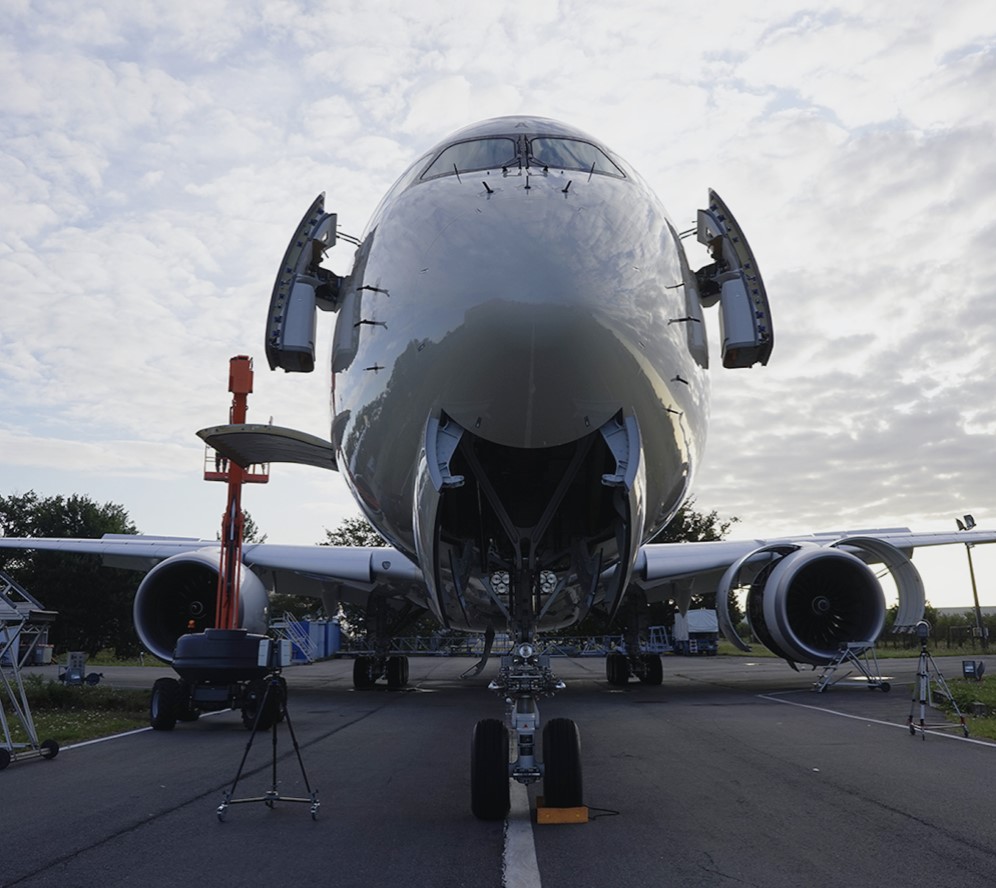 Scan 3D d'un Airbus A350-1000 à l'aide de nacelles élévatrices pour l'acquisition complète du fuselage dans le cadre d'un projet de rétroconception aéronautique