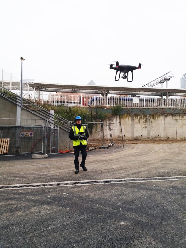 Géomètre réalisant une inspection drone d'une écluse pour la caractérisation de fissures