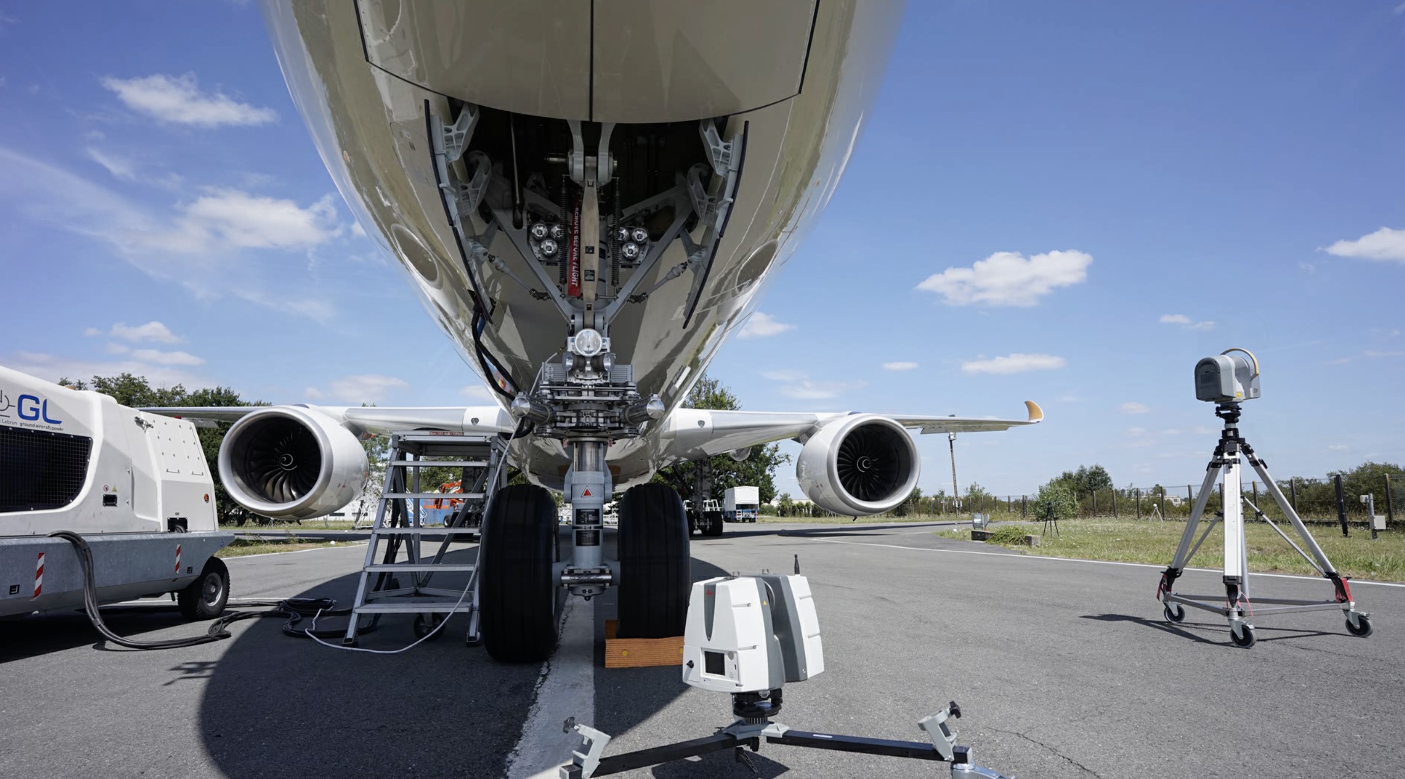 Scan 3D de l'Airbus A350-1000 au niveau du train d'atterrissage avec plusieurs scanners laser positionnés pour acquérir les zones sous fuselage et les compartiments techniques